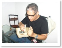 Removiendo los remaches del logo.