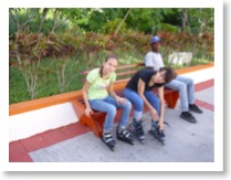 Patinando.