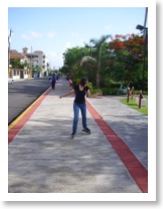 Patinando.