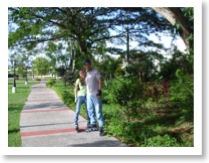 Patinando.